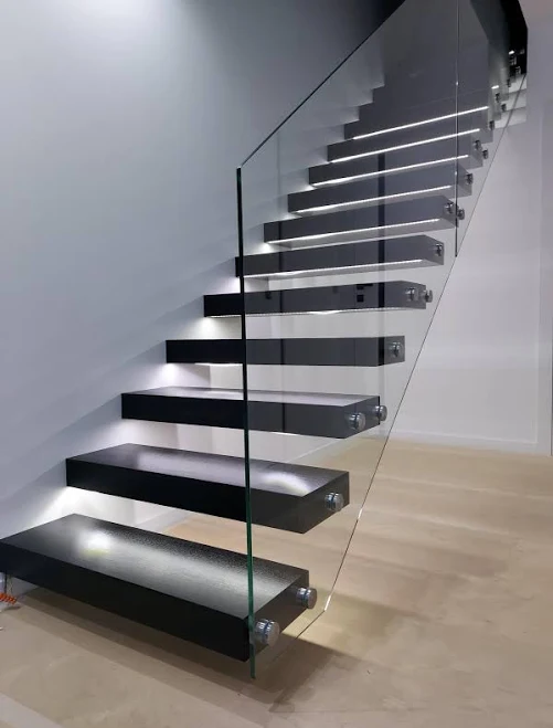 Oak Floating staircase with glass bal...
