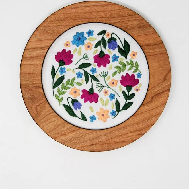 Round Wood Embroidery Frame: Display ...