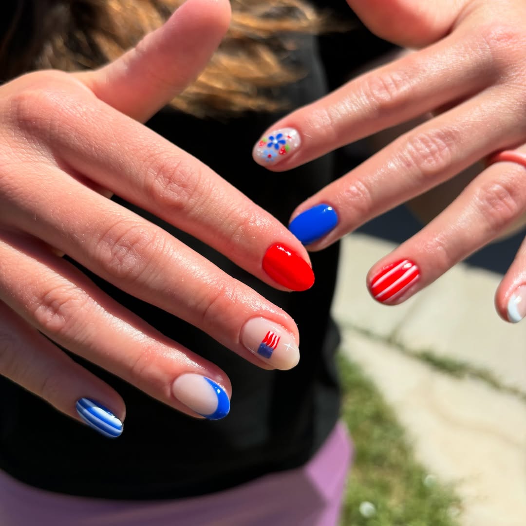 Patriotic Red White Blue Mix-and-Match Round Nails