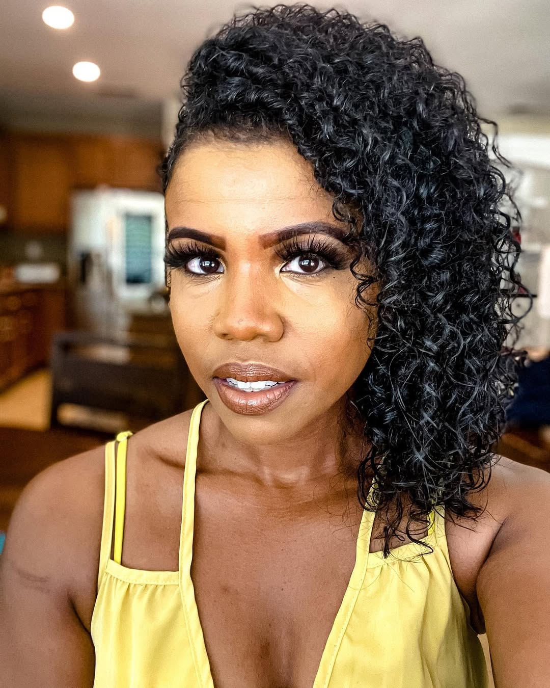 Defined 3C Curls Asymmetric Updo